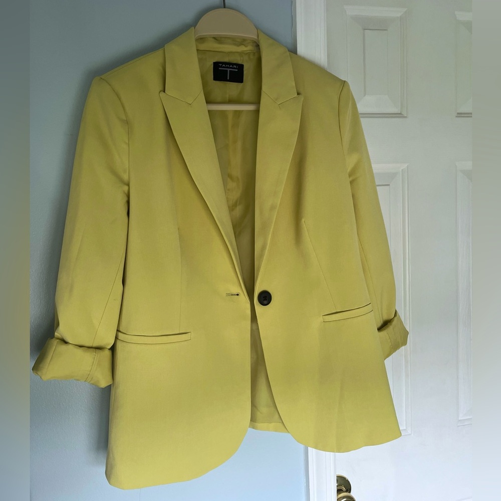 TAHARI. Light melon green Blazer. Size 2